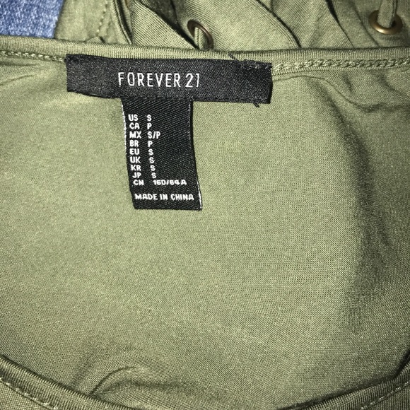 S Green forever21 crop top with cross cross sides - Picture 4 of 4