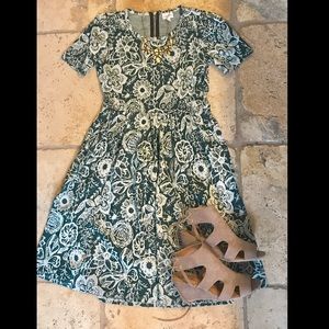 Lularoe Amelia size medium in forest green floral