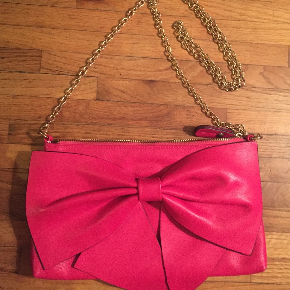Hot pink JustFab bow bag with gold chain.