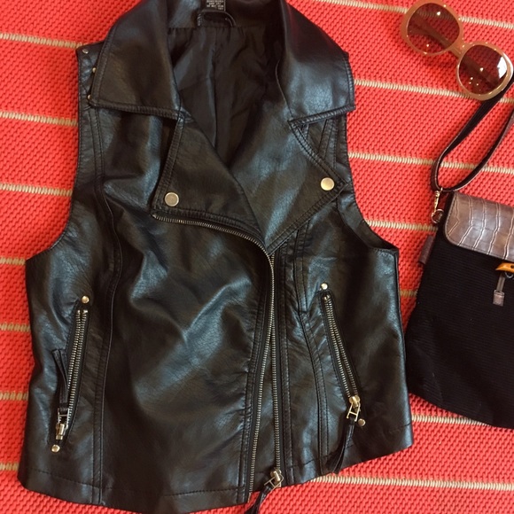 Rue21 Tops - 🔥$8 SALE Rue21 faux leather vest