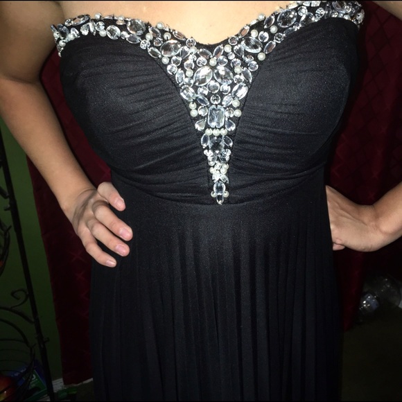 Black elegant gown - Picture 3 of 4