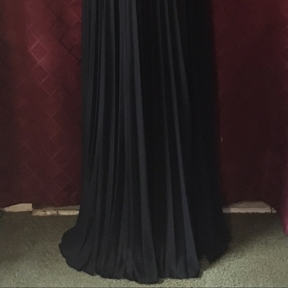 Black elegant gown - Picture 4 of 4
