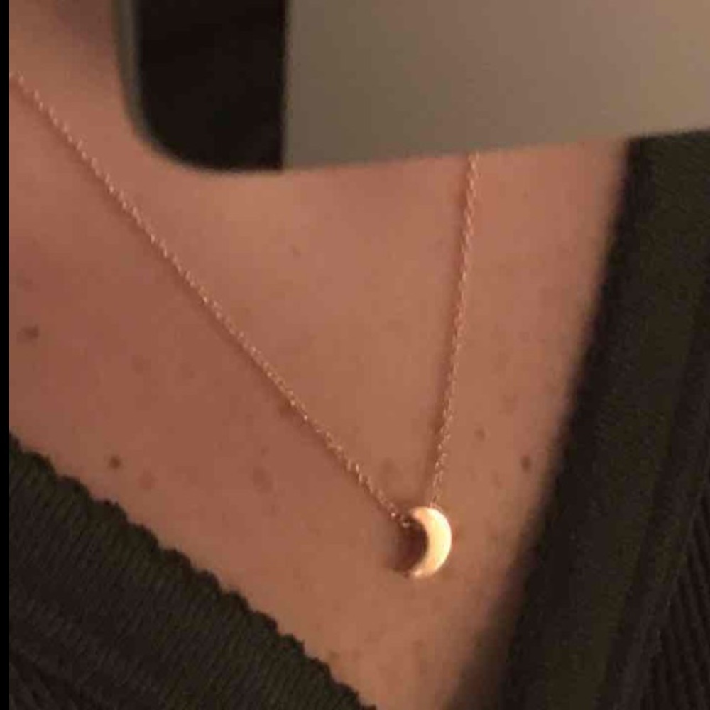 Dainty tiny gold color crescent moon necklace - Picture 3 of 3