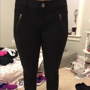 Black American Eagle skinny jeans