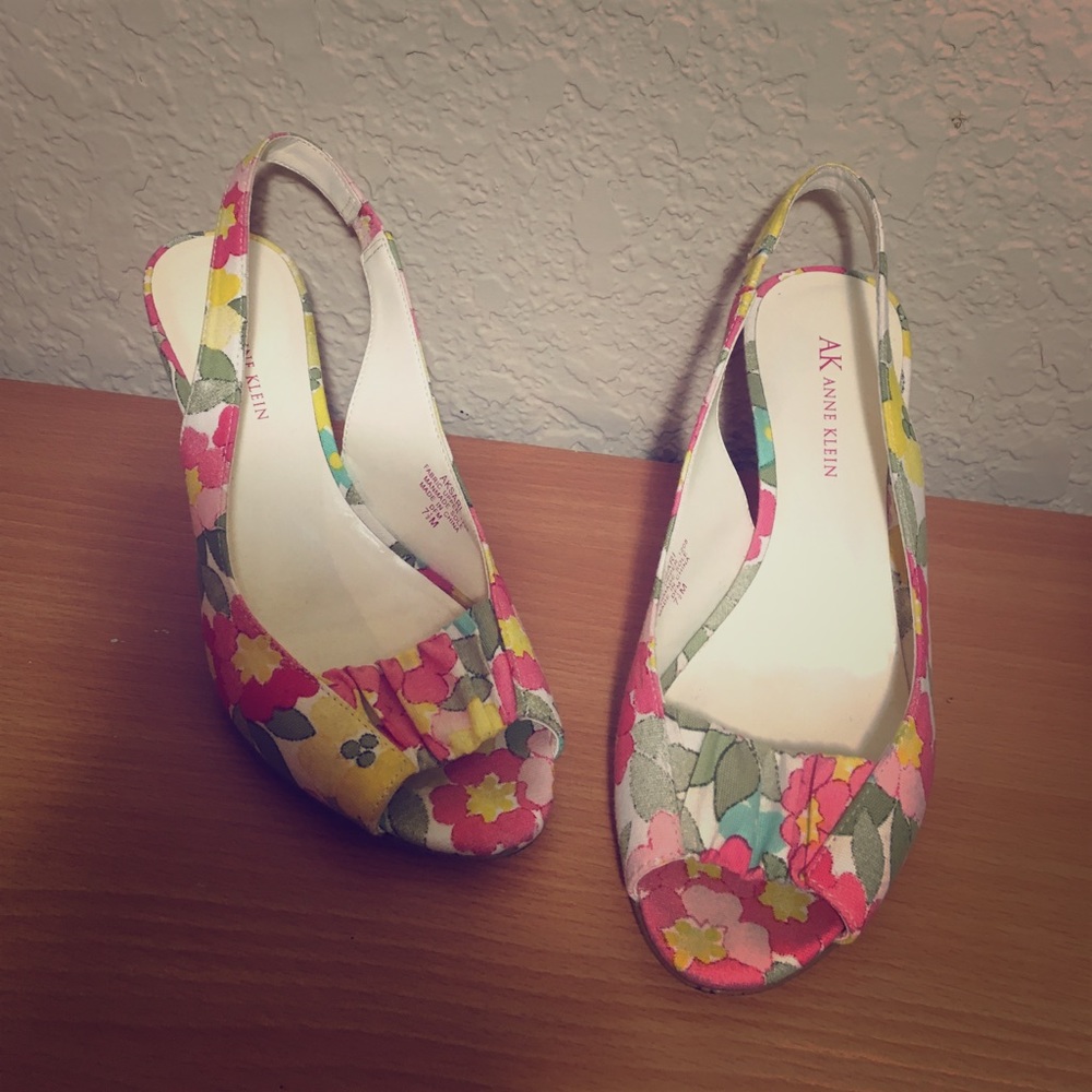 Anne Klein Woman's Floral sandal short heel