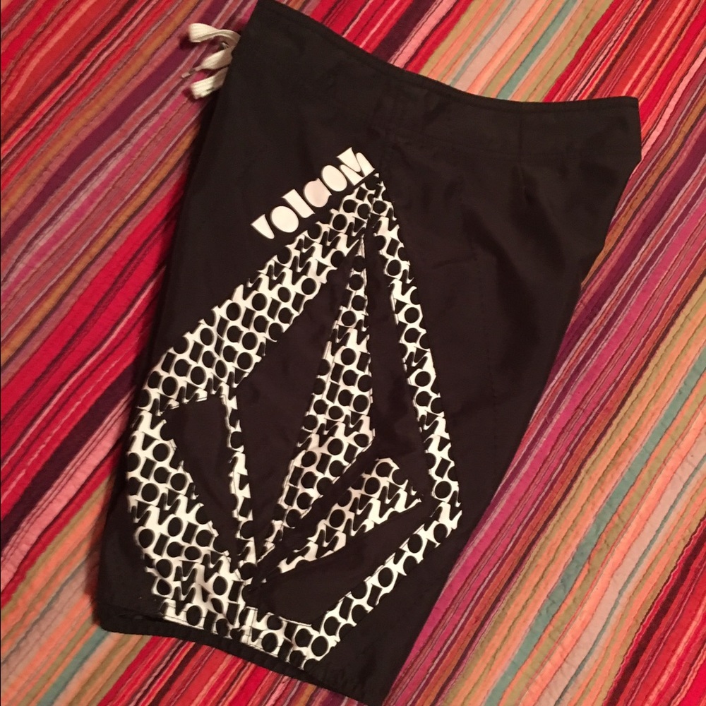 Volcom Miss Mod ladies board shorts size 5 NWOT