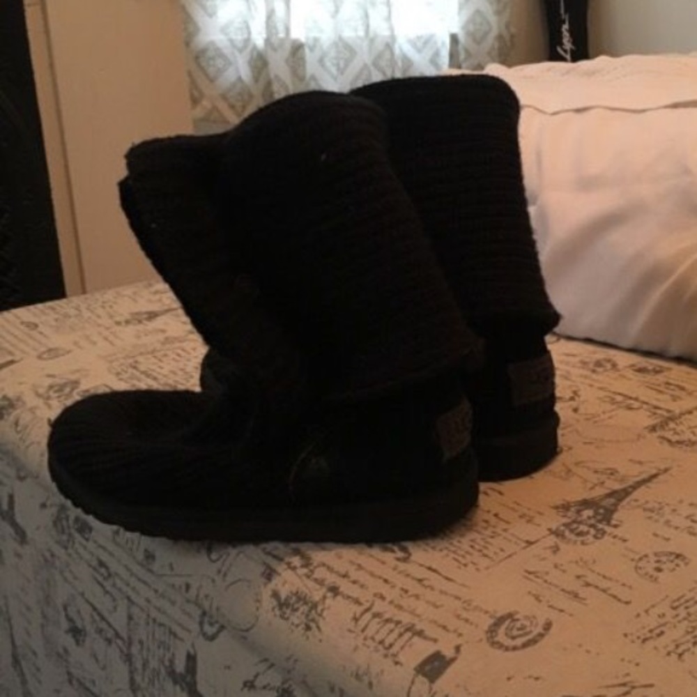 Black Classic Cardy Uggs size 9