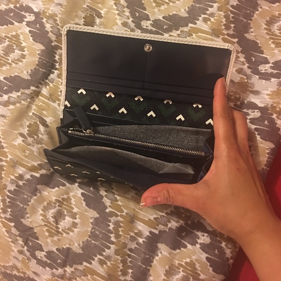 Wallt - Picture 3 of 4