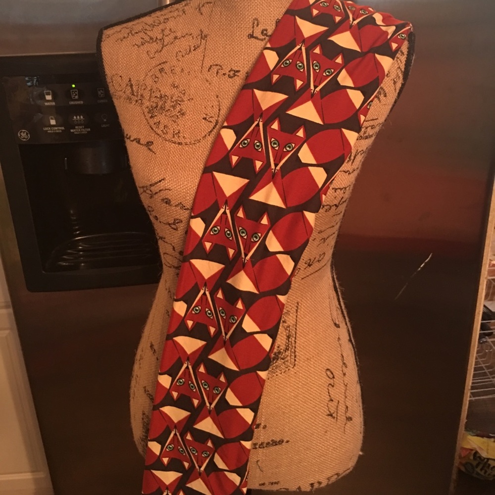 Llr🦄🦄🦄🦄🦄alert foxes black back ground