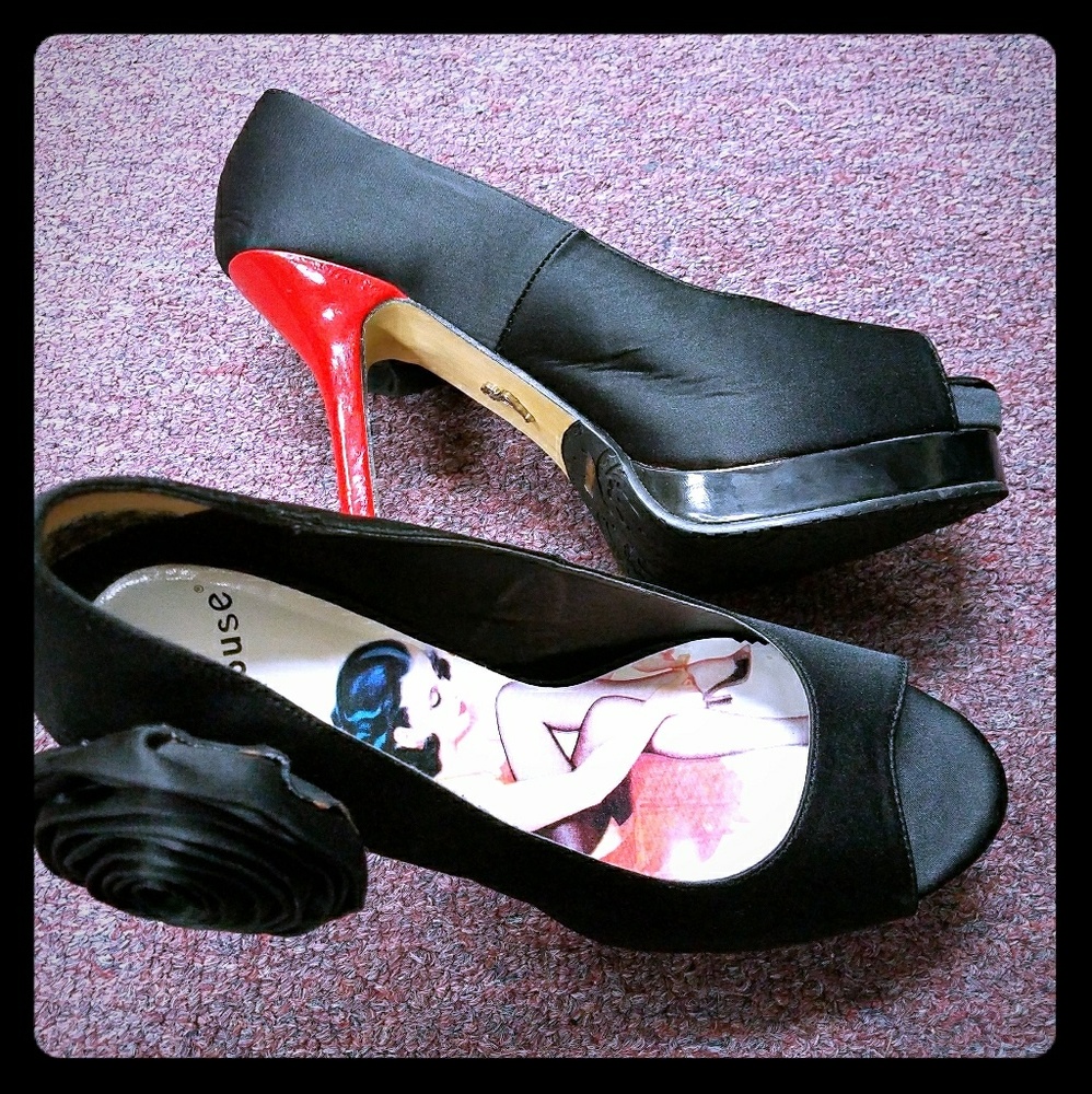 DOLLHOUSE PUMPS BLK W/ BLK ROSE N RED HEEL