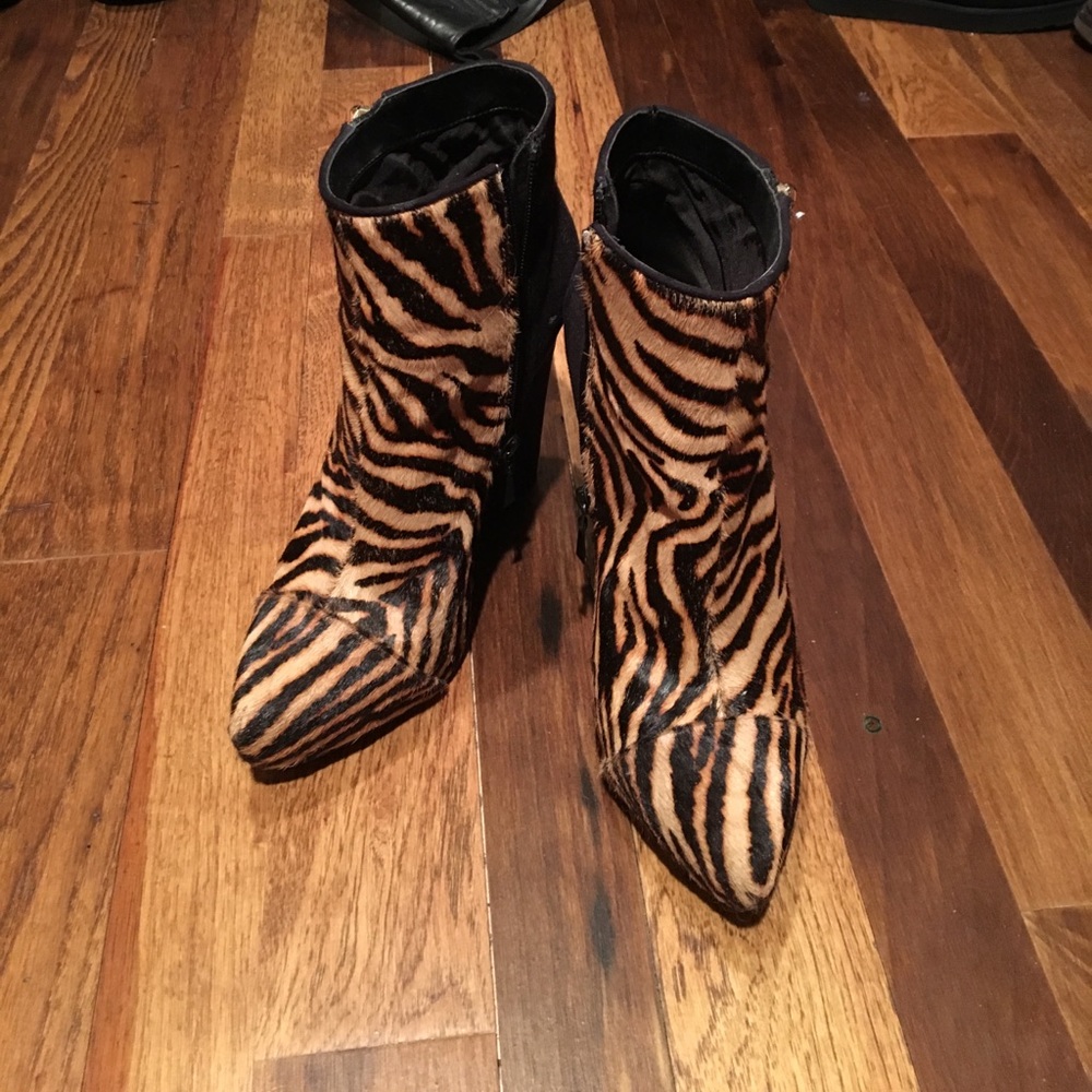 Fabulous booties!  Size 9.