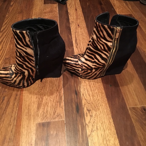 Fabulous booties!  Size 9. - Picture 2 of 3