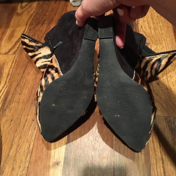 Fabulous booties!  Size 9. - Picture 3 of 3