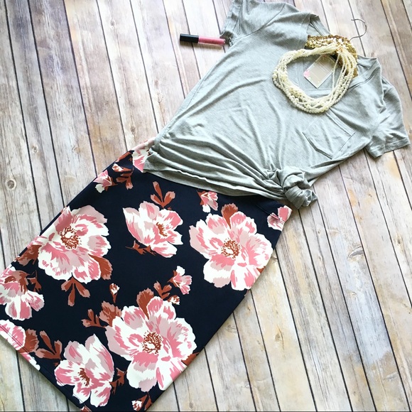 Floral pencil skirt last one! - Picture 4 of 5