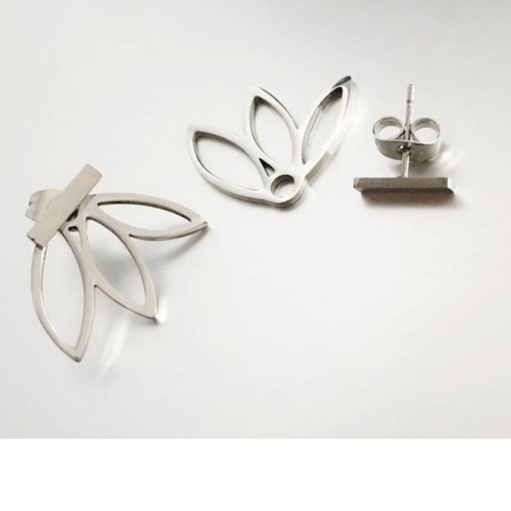 ***SOLD***Lotust stud earring