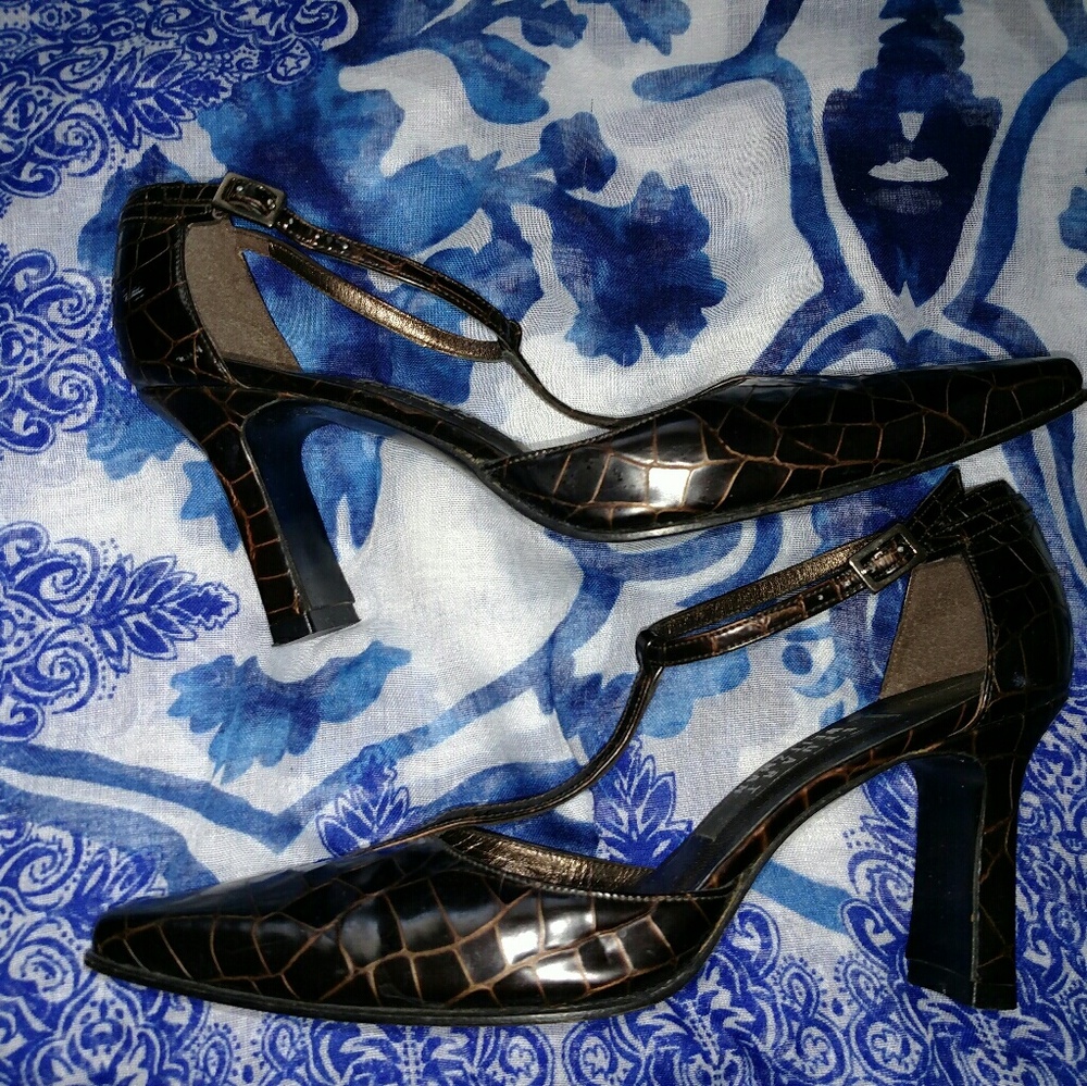 Stuart Weitzman Snake skin style career pumps