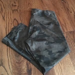 Lululemon camo capri