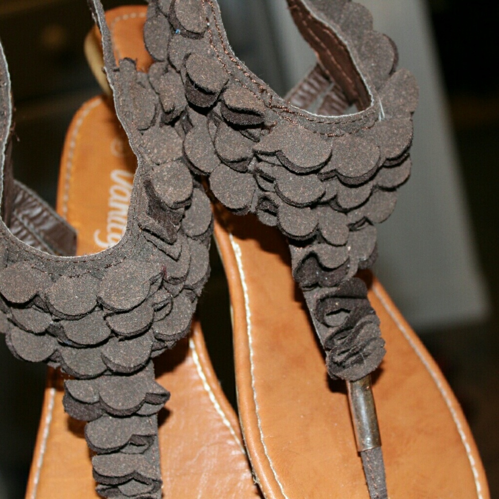 BROWN SANDALS