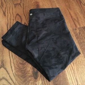 Lululemon black camo capri leggin