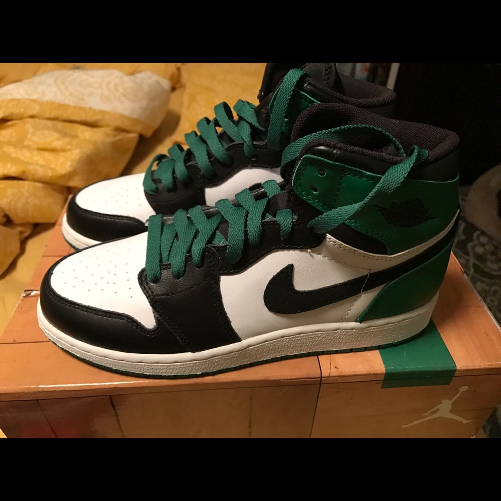 Jordan 1s package (green shoe only )