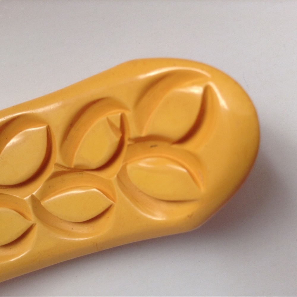 Vintage Carved Bakelite Dress Clips pair - Picture 8 of 8