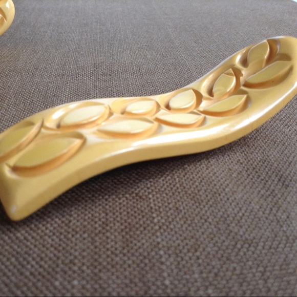 Vintage Carved Bakelite Dress Clips pair - Picture 4 of 8