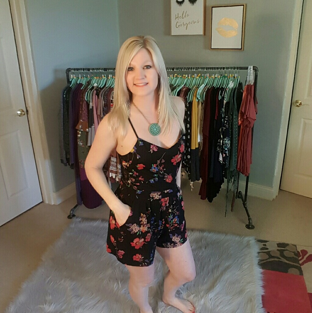 SALE Lace Back Floral Romper - Picture 2 of 5