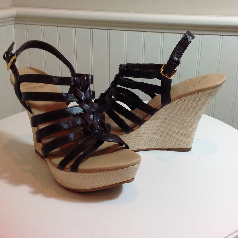 10022 Shoe. Saks wedge platform sandal. 7 1/2.