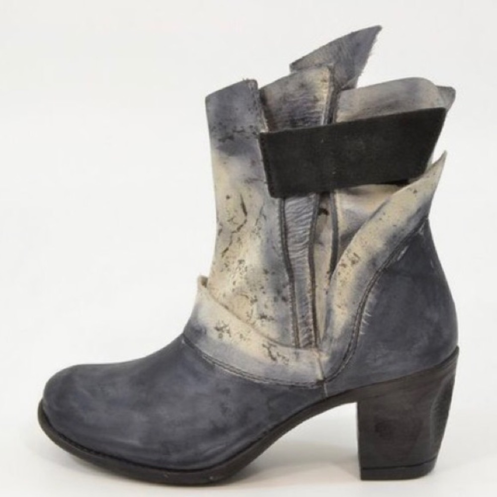 ISO PAPUCEI Low Boots