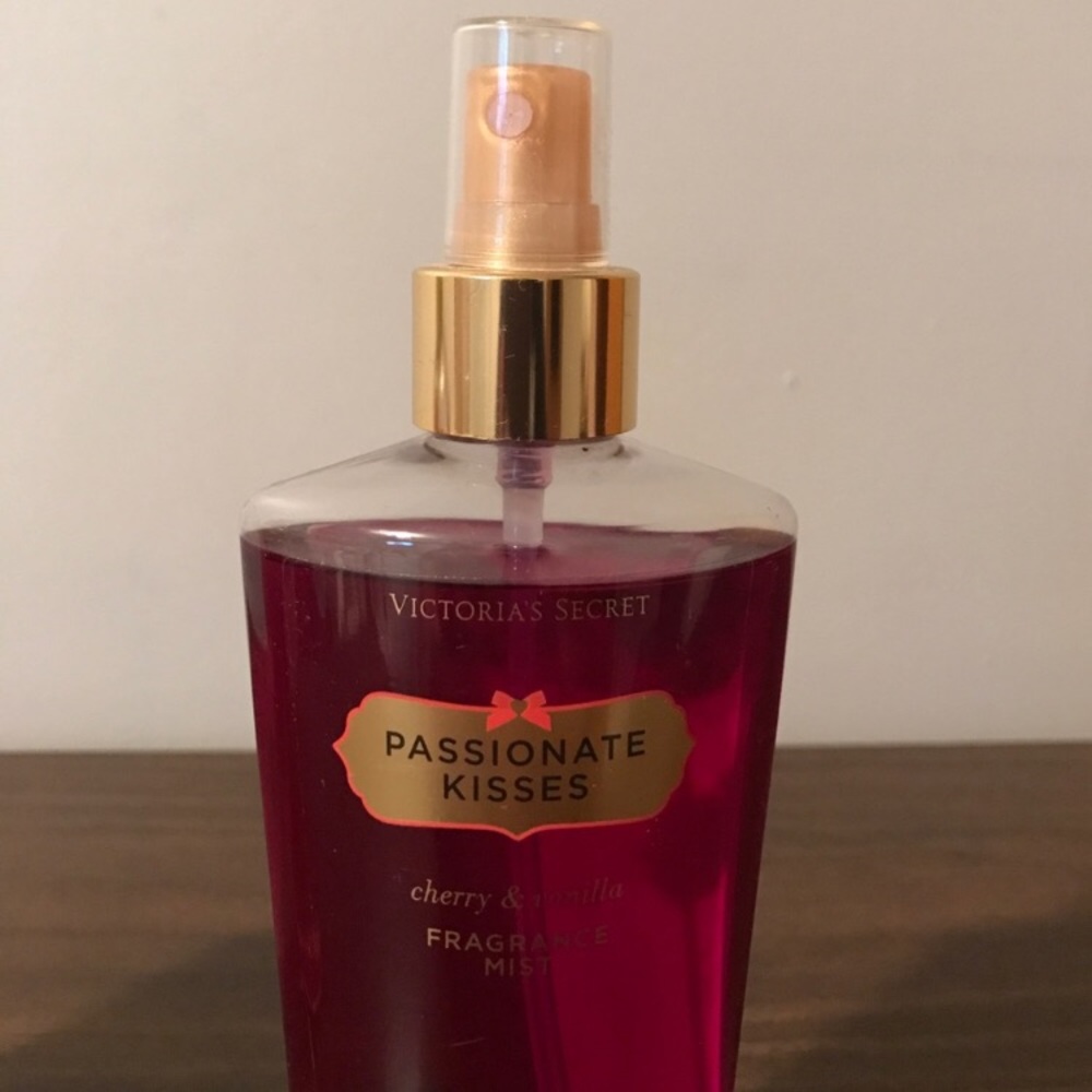 Passionate kiss spray