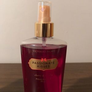 Passionate kiss spray