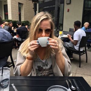 Meet your Posher, Debbie