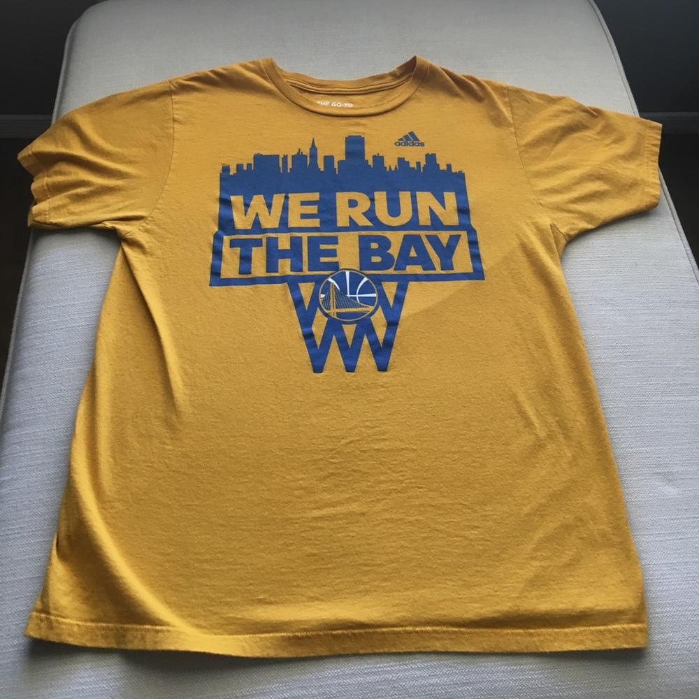 Men's Golden State Warriors t-shirt.