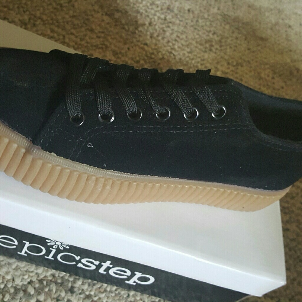 Black and tan tennis shoes size 6