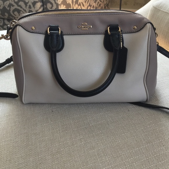Coach Handbags - Chic Coach Purse