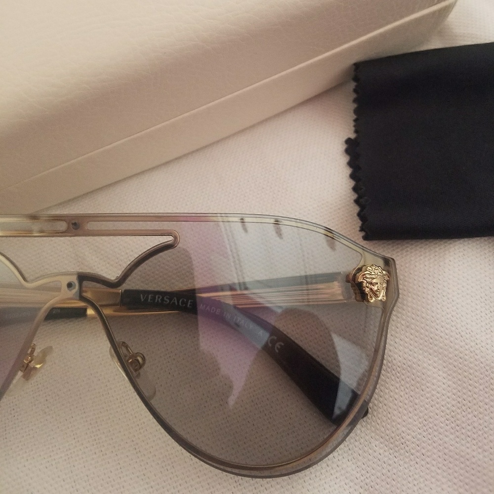 Authentic Versace sunnies in gray gradient