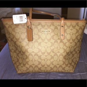 City Zip Tote in Signature