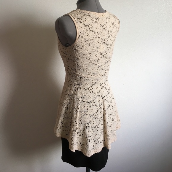 Finn & Clover Sleeveless Lace Too - Picture 2 of 6