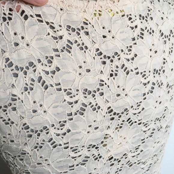 Finn & Clover Sleeveless Lace Too - Picture 3 of 6