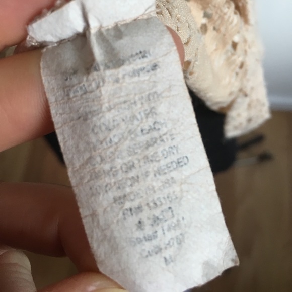 Finn & Clover Sleeveless Lace Too - Picture 5 of 6