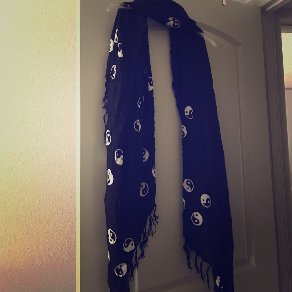 Oversized Scarf//Ying-Yang Pattern