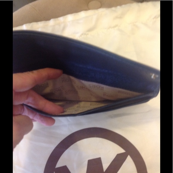 💙RESERVED 💙Micheal Kors Large Wallet Navy❤️ ❤️ - Picture 4 of 5