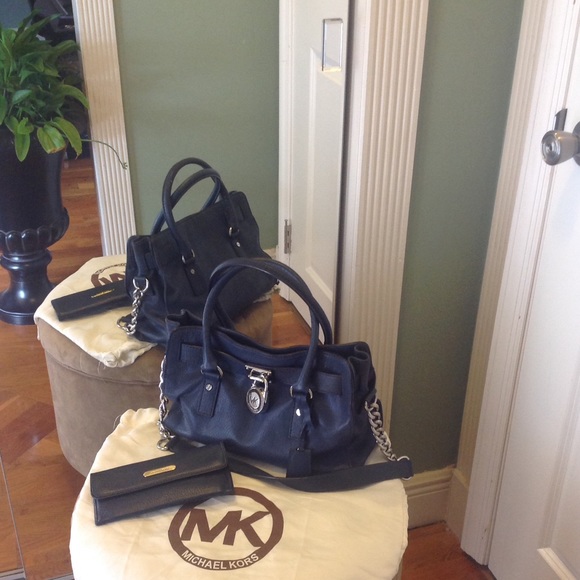 💙RESERVED 💙Micheal Kors Large Wallet Navy❤️ ❤️ - Picture 5 of 5