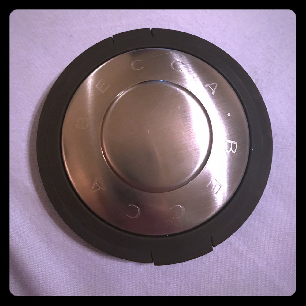 BECCA shimmering perfector highlight in Opal. NWT!