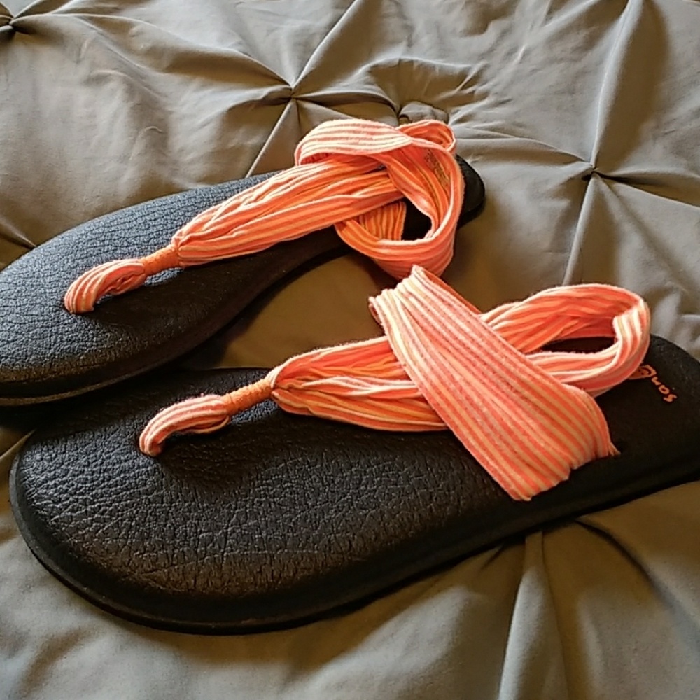 Sanuk tongs, sandals