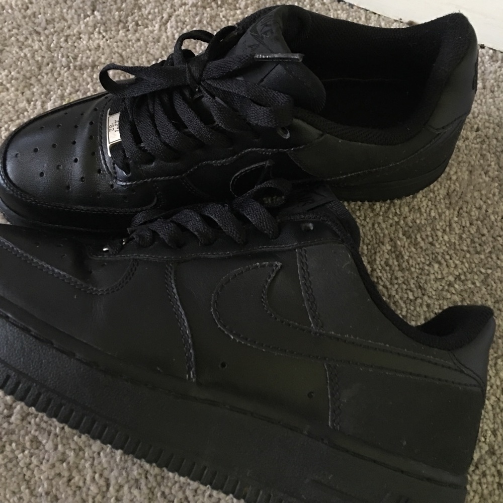 Black Nike Air Force 1s big kids size 6
