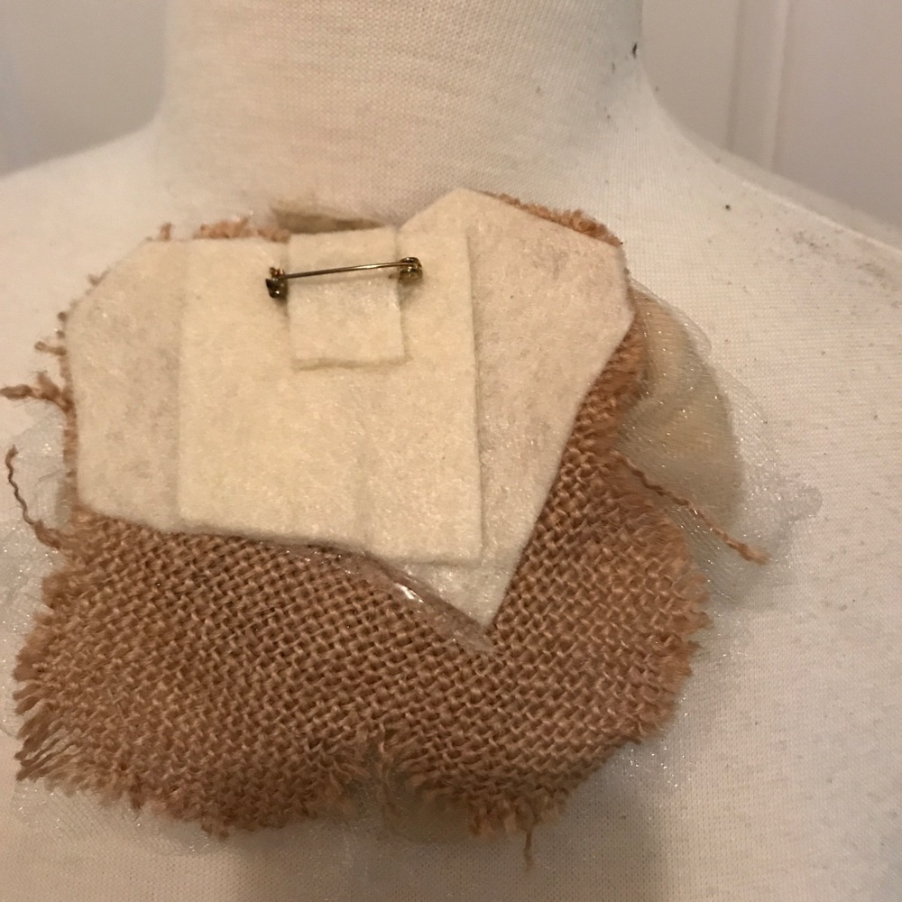 🥀BEAUTIFUL VICTORIAN HANDMADE BROOCH. 🥀 - Picture 3 of 3