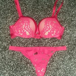 32C VERY SEXY BRA AND XS THONG