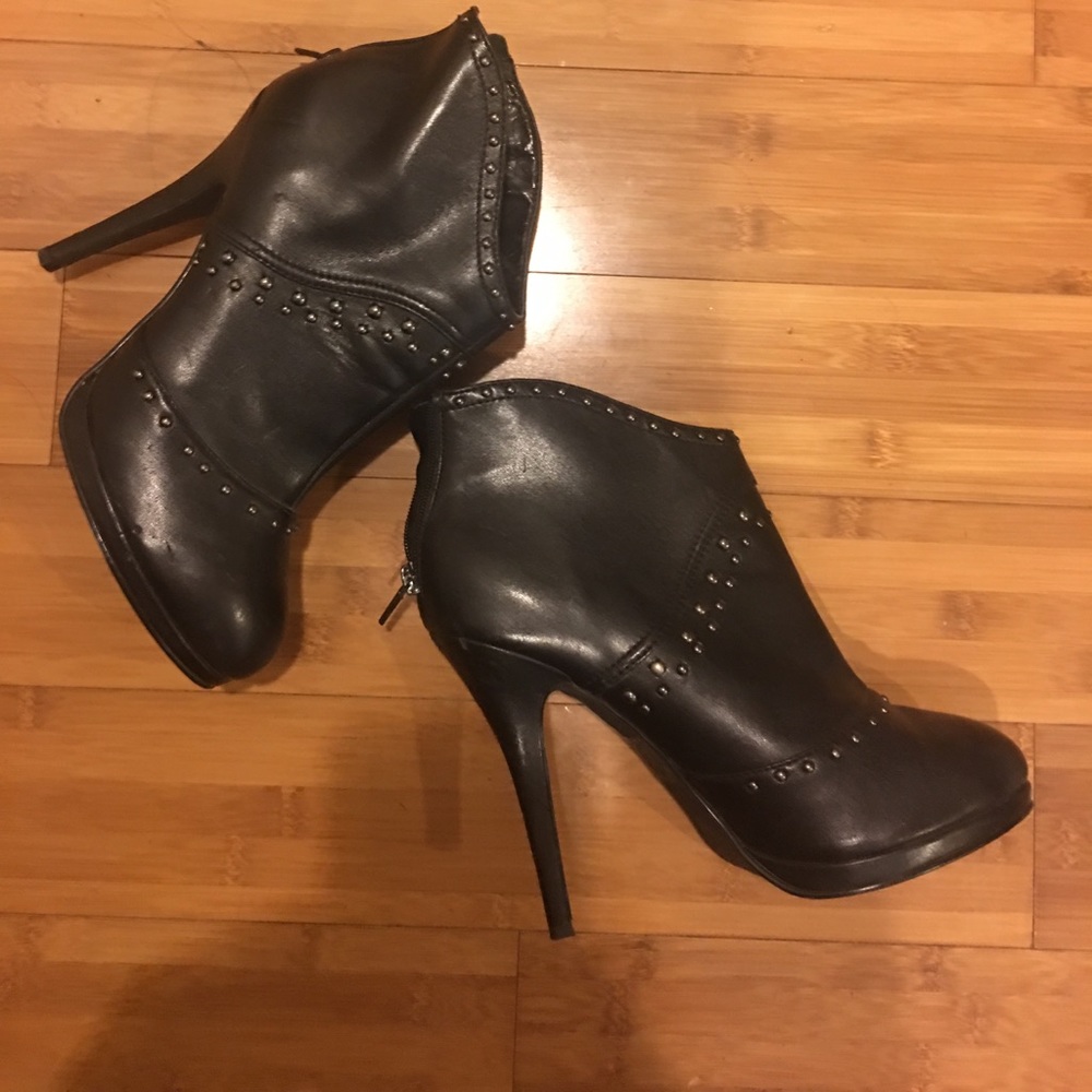 Cute black booties!!
