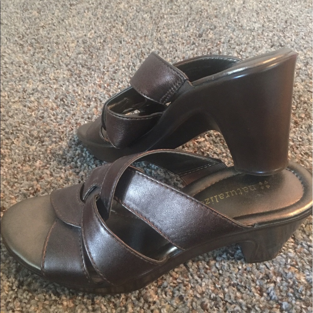 Naturalized heeled sandal